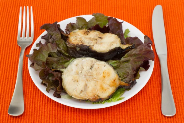 Grillad fisk med en sallad på vit platta — Stockfoto