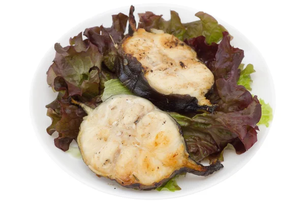Peixe grelhado com salada no prato branco — Fotografia de Stock