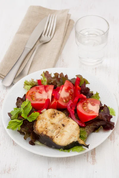 Roston sült hal, a fehér tányéron salátával — Stock Fotó