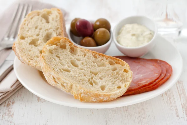 Brot mit Schinken, Oliven und Soße — Stockfoto