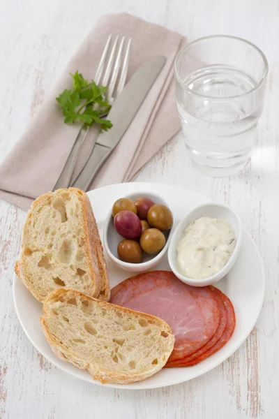 面包与火腿、 橄榄和酱汁 — 图库照片