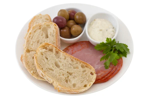 Brot mit Schinken, Oliven und Soße — Stockfoto