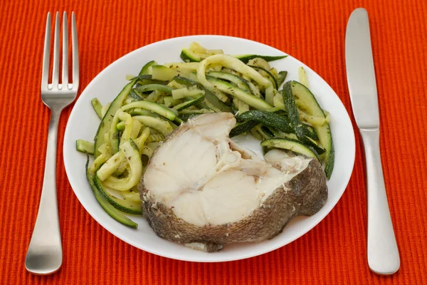 Pescado cocido con verduras en plato blanco — Foto de Stock