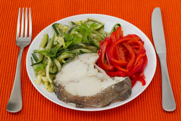 Вареная рыба с овощами в белой тарелке — стоковое фото