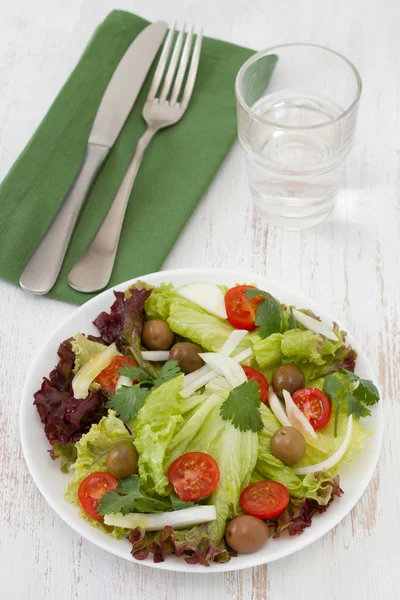 Ensalada de verduras en el plato y el vaso de agua — Foto de Stock