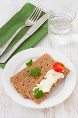 tostadas con tomate y queso crema