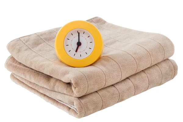 Brązowy ręcznik z żółty zegarek na białym tle — Zdjęcie stockowe