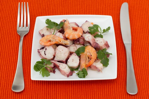Salad seafood dengan peterseli di piring putih — Stok Foto