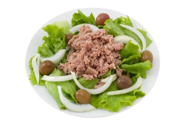 Beyaz tabakta zeytinli ton balıklı salata