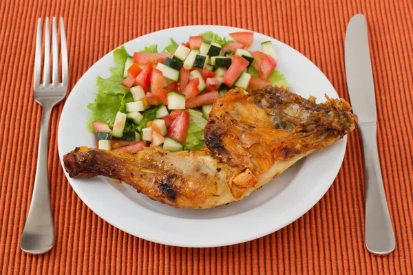 Pollo a la parrilla con ensalada de verduras en el plato — Foto de Stock