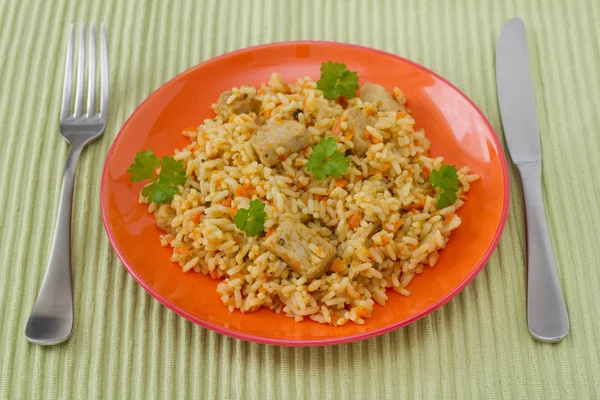 Ryż z wieprzowiny i warzyw na talerzu — Zdjęcie stockowe
