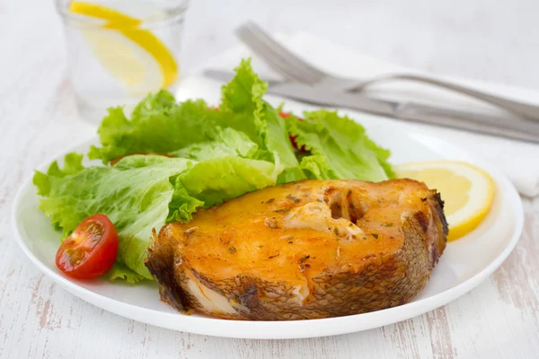 Salata ve limon beyaz tabak balık — Stok fotoğraf