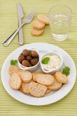 tost zeytin ve sos ile