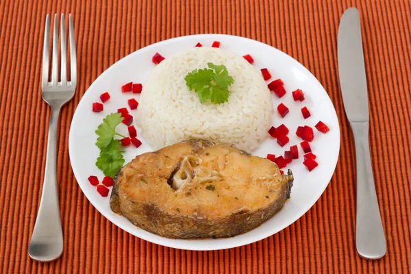 Ryby z ugotowanego ryżu, na białym talerzu — Zdjęcie stockowe