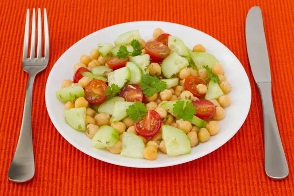 Salată de legume cu pui-mazăre pe farfurie — Fotografie, imagine de stoc