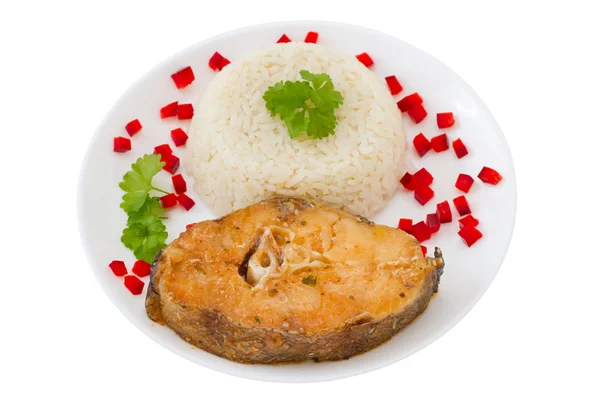 Peixe com arroz cozido no prato branco — Fotografia de Stock