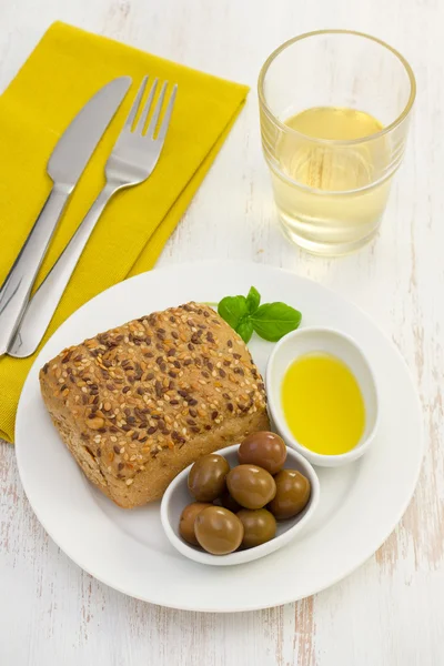 Pan con aceitunas y aceite de oliva — Foto de Stock