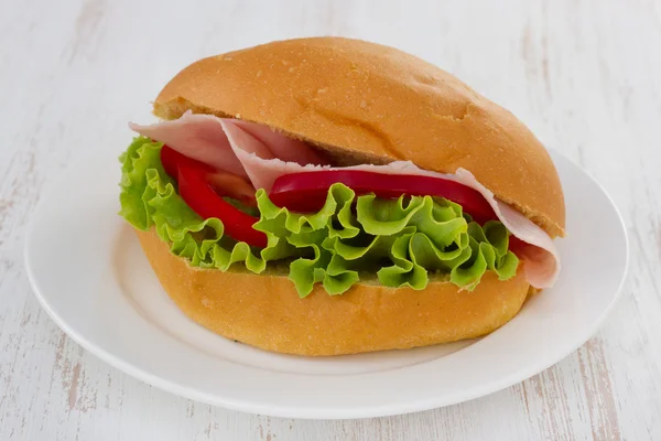 Smörgås med skinka, paprika och sallad — Stockfoto