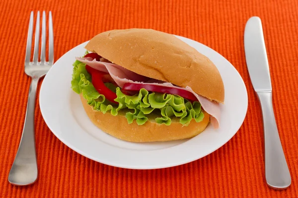 Сэндвич с ветчиной, перцем и салатом — стоковое фото