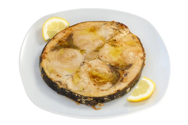Pesce spada fritto con limone sul piatto bianco — Foto Stock