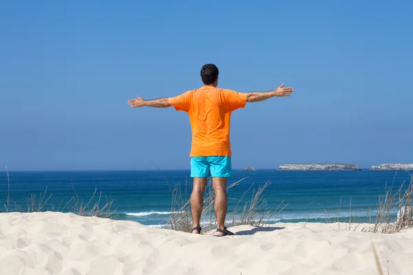 Чоловік на пляжі недалеко від моря — стокове фото