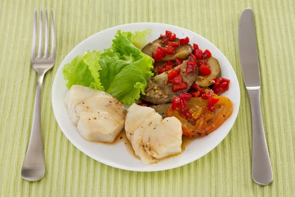 Pescado cocido en salsa con verduras —  Fotos de Stock