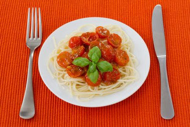 Spagetti domates ve plaka üzerinde sos ile