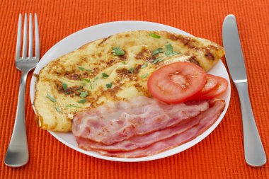 omlet pastırma ve plaka üzerinde domates ile