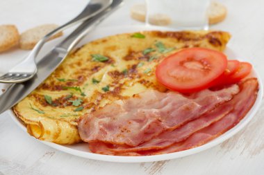 omlet pastırma ve plaka üzerinde domates ile