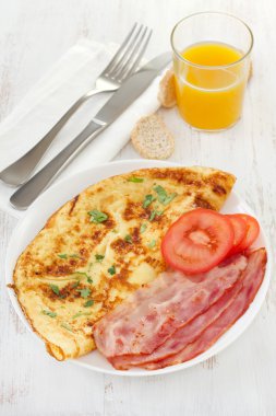 omlet pastırma ve plaka üzerinde domates ile