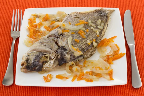 Fish with onion and carrot on the white plate — Stock Photo, Image
