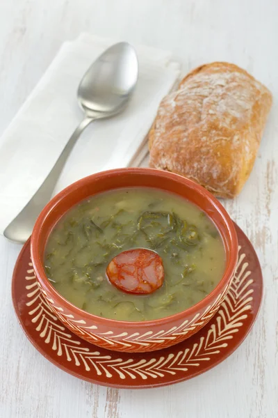Caldo verde dalam mangkuk coklat dan roti — Stok Foto