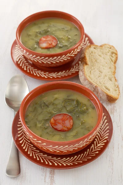 Suppe mit Wurst in der Schüssel — Stockfoto