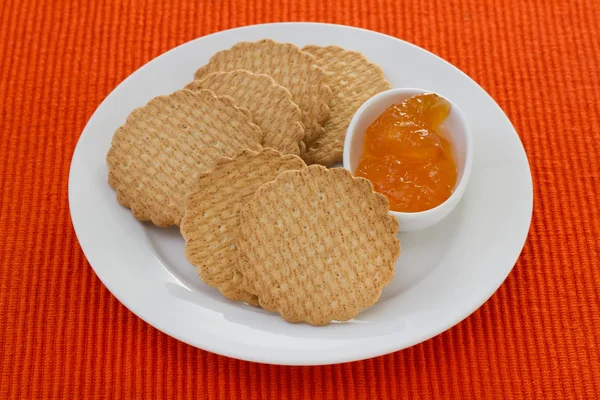 Biscuits avec confiture d'abricot sur la plaque blanche — Photo
