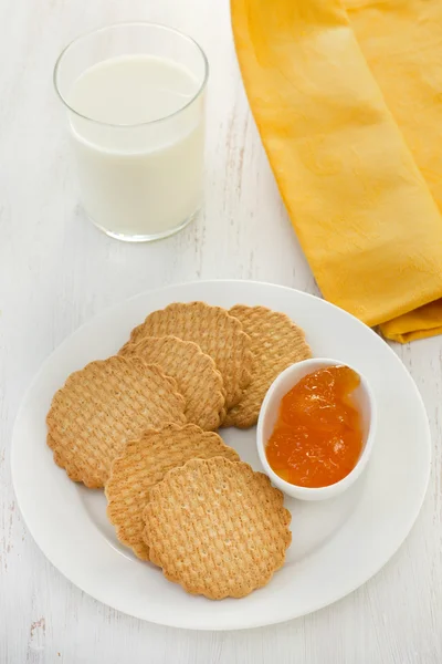 Biscoitos com geléia de damasco na placa branca — Fotografia de Stock