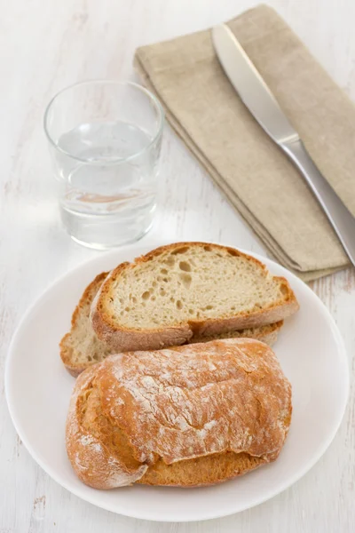 Brot auf dem weißen Teller — Stockfoto