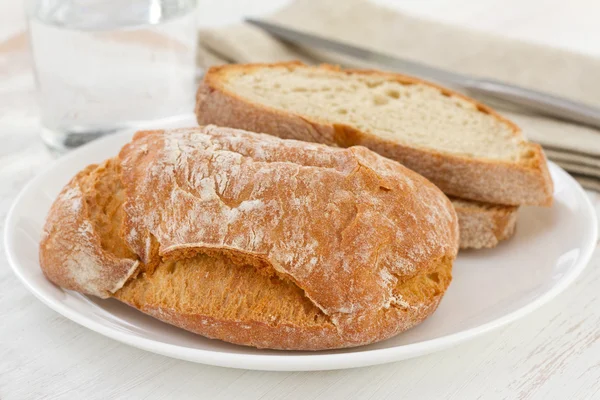 Chléb na bílé desce — Stock fotografie