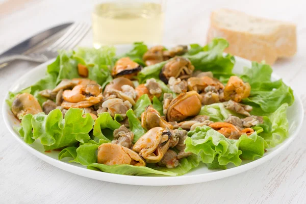 Salad with mussels on the plate — Stock Photo, Image