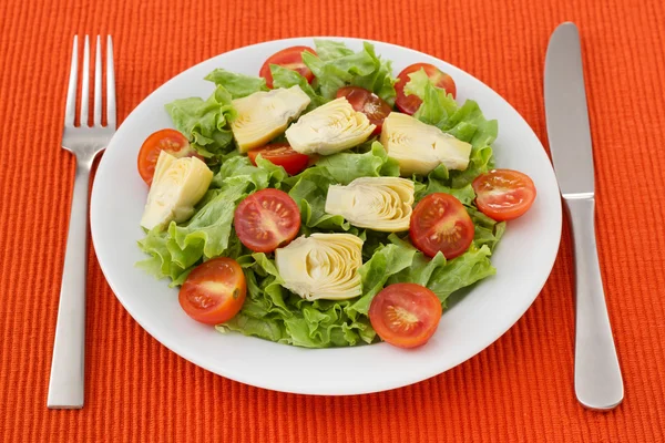 Beyaz tabak enginar salatası — Stok fotoğraf