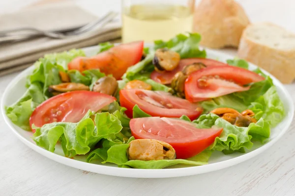 Plaka üzerinde midye salata domates — Stok fotoğraf