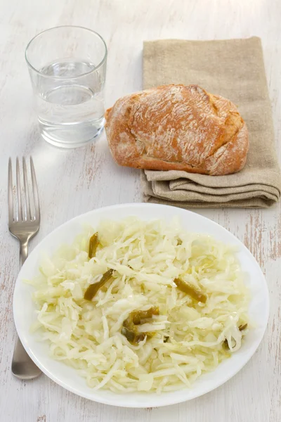 Σαλάτα λάχανο με πιπέρι στο πιάτο — Φωτογραφία Αρχείου