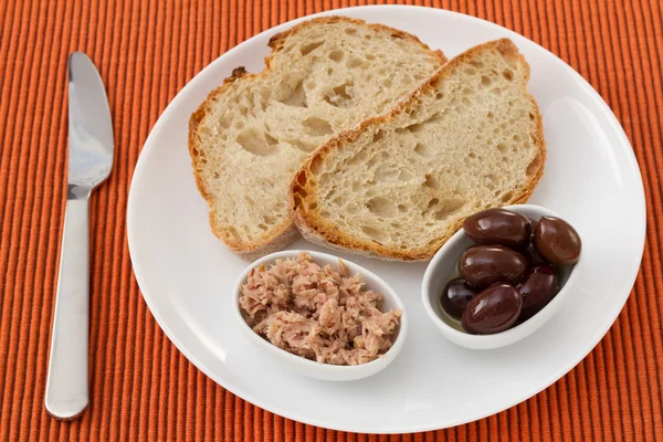 Chleb z tuńczykiem i oliwkami na talerzu — Zdjęcie stockowe