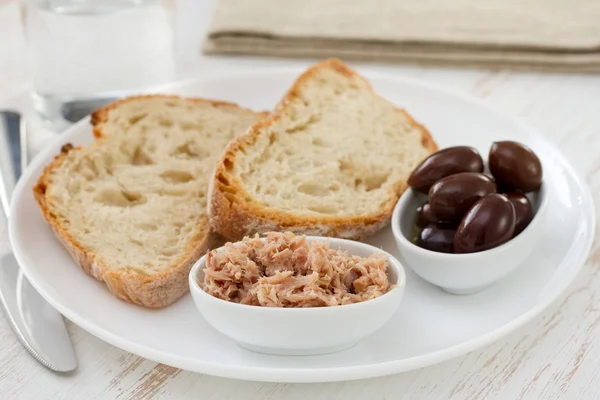 Brot mit Thunfisch und Oliven auf dem Teller — Stockfoto