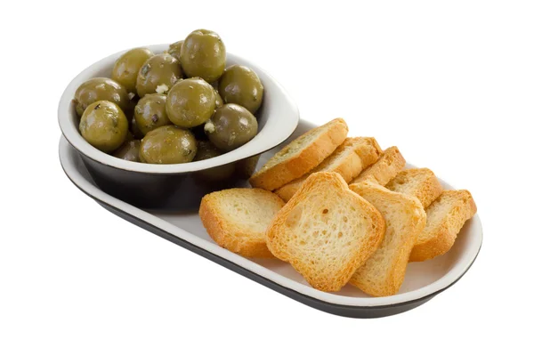 Oliven in Schüssel und kleine Toasts — Stockfoto