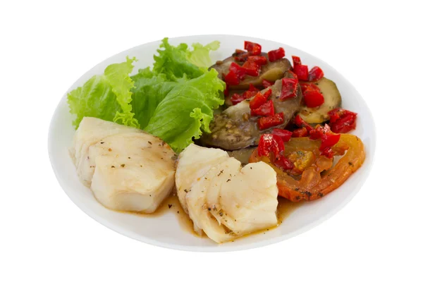 Kokt fisk med grönsaker på tallriken — Stockfoto
