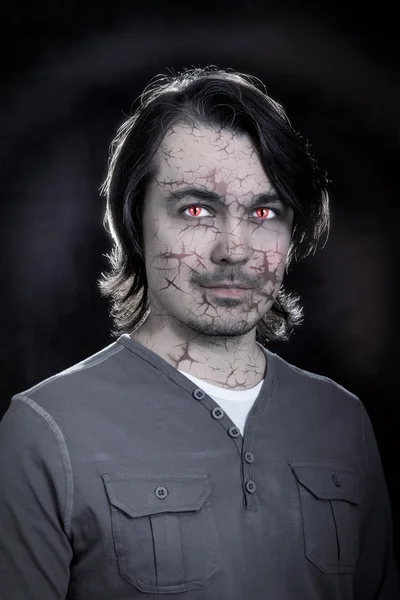 Porträtt av en manlig zombie med sprucken hud — Stockfoto