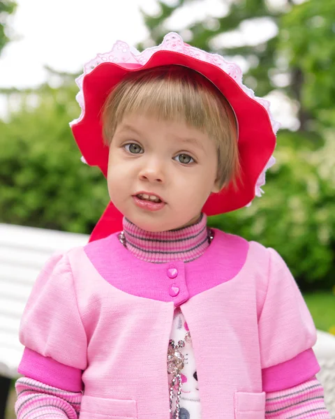 Cute little girl in a park close up — Stock Photo, Image
