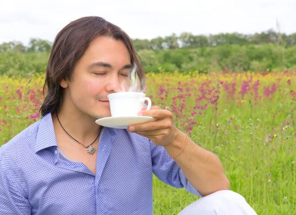 Šťastný mladý muž venku pití kávy — Stock fotografie