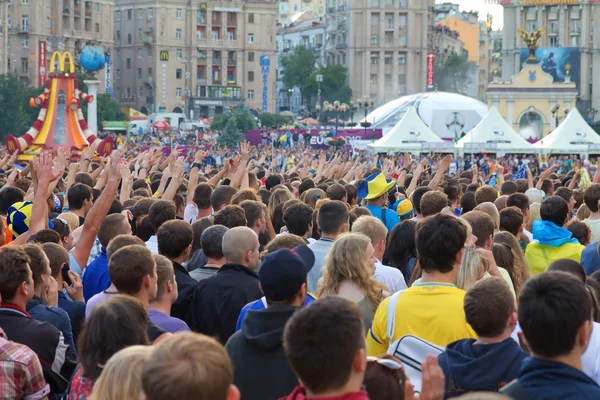 Ukrainska, svenska och engelska fans i fanzone innan match — Stockfoto