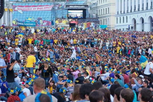 Aficionados ucranianos, suecos e ingleses en el fanzone en el partido Euro — Foto de Stock